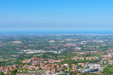 Yaz panorama San Marino Cumhuriyeti ve İtalya. İnanılmaz hava görünümünü ve cityscape. Füniküler.
