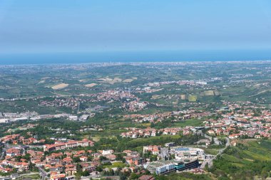 Yaz panorama San Marino Cumhuriyeti ve İtalya. İnanılmaz hava görünümünü ve cityscape. Füniküler.