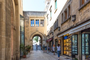 San Marino, San Marino Cumhuriyeti - 27 Nisan 2018: görünüm San Marino tarihi merkezi. Hediyelik eşya mağazaları, kafe ve turistler ile tarihi kentin güzel sokak.