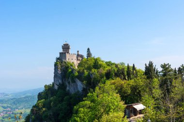San Marino şehri De La Fratta veya Cesta, üç tepeler inanılmaz. San Marino ikinci kulenin yaz fotoğraf. San Marino Cumhuriyeti.