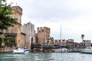 Sirmione, İtalya - 29 Nisan 2018: Ortaçağ Kalesi Scaliger Garda Gölü üzerinde Sirmione'da