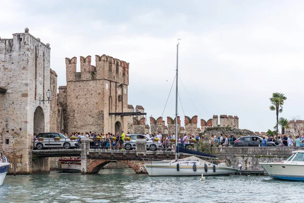 Sirmione, İtalya - 29 Nisan 2018: Ortaçağ Kalesi Scaliger Garda Gölü üzerinde Sirmione'da