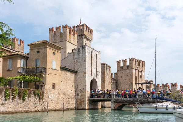 Sirmione, İtalya - 29 Nisan 2018: Ortaçağ Kalesi Scaliger Garda Gölü üzerinde Sirmione'da