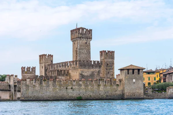 Μεσαιωνικό Κάστρο Ρωμαϊκό Θέατρο Σιρμιόνε Στη Λίμνη Garda — Φωτογραφία Αρχείου