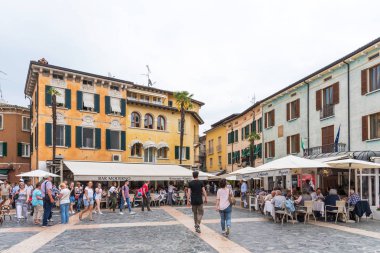 Sirmione, İtalya - 29 Nisan 2018: Pitoresk Via Carducci, Sirmione Ana Meydanı ile Restoran ve turistler bir görünüm