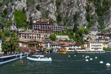 Bir Limone sul Garda, İtalya - Nisan 30,2018: ısmarlayarak Limone sul Garda, Lake Garda, İtalya. Güzel bahar günü. Renkli çiçek dekorasyon eski evler, tekne turist ve restoranlar.