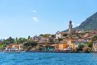 Bir Limone sul Garda, İtalya - Nisan 30,2018: ısmarlayarak Limone sul Garda, Lake Garda, İtalya. Güzel bahar günü. Renkli çiçek dekorasyon eski evler, tekne turist ve restoranlar.