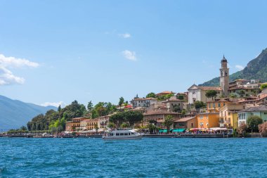 Bir Limone sul Garda, İtalya - Nisan 30,2018: ısmarlayarak Limone sul Garda, Lake Garda, İtalya. Güzel bahar günü. Renkli çiçek dekorasyon eski evler, tekne turist ve restoranlar.