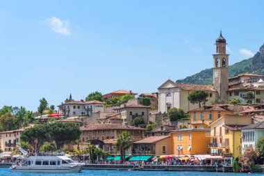Bir Limone sul Garda, İtalya - Nisan 30,2018: ısmarlayarak Limone sul Garda, Lake Garda, İtalya. Güzel bahar günü. Renkli çiçek dekorasyon eski evler, tekne turist ve restoranlar.