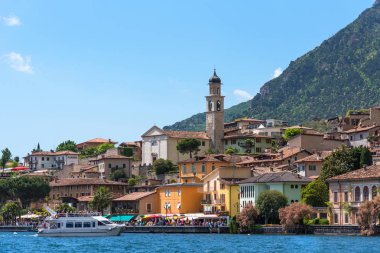 Bir Limone sul Garda, İtalya - Nisan 30,2018: ısmarlayarak Limone sul Garda, Lake Garda, İtalya. Güzel bahar günü. Renkli çiçek dekorasyon eski evler, tekne turist ve restoranlar.