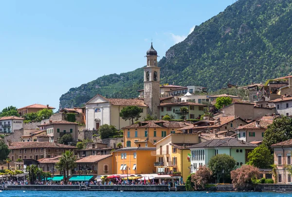 Bir Limone sul Garda, İtalya - Nisan 30,2018: ısmarlayarak Limone sul Garda, Lake Garda, İtalya. Güzel bahar günü. Renkli çiçek dekorasyon eski evler, tekne turist ve restoranlar.