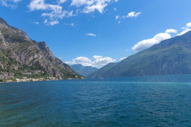 Muhteşem Lake Garda, İtalya Panoraması. Yaz güneşli gün.