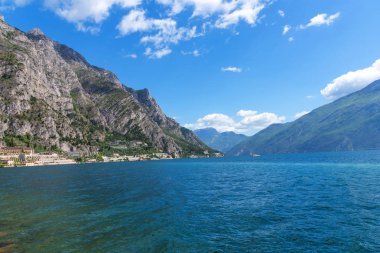 Muhteşem Lake Garda, İtalya Panoraması. Yaz güneşli gün.