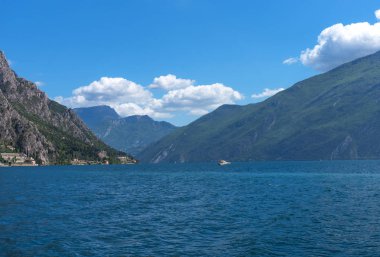 Muhteşem Lake Garda, İtalya Panoraması. Yaz güneşli gün.