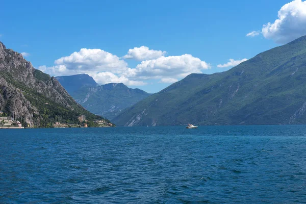 Panorama Del Magnífico Lago Garda Italia Día Soleado Verano —  Fotos de Stock