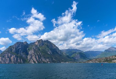 Muhteşem Lake Garda, İtalya Panoraması. Yaz güneşli gün.