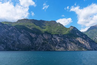 Muhteşem Lake Garda, İtalya Panoraması. Yaz güneşli gün.