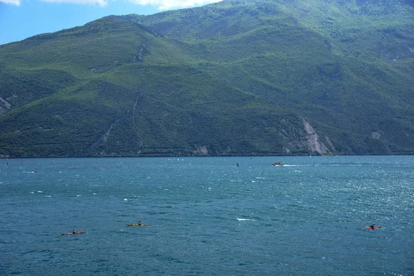 Panorama Magnifique Lac Garde Italie Journée Ensoleillée Été Sports Nautiques — Photo