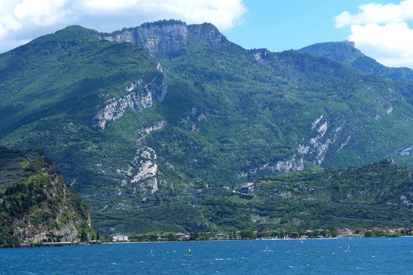 Panorama Gorgeous Jezioro Garda Włochy Słoneczny Letni Dzień Sporty Wodne — Zdjęcie stockowe