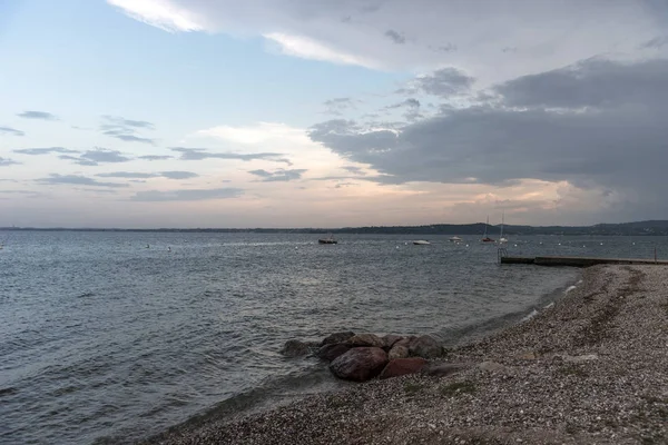 Vacker Solnedgång Över Gardasjön Med Moln Italien — Stockfoto