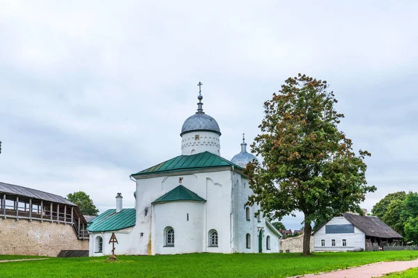 Ősi ortodox Szent Miklós templom az Izborszki erődben. Izborszk, Pskov régió, Oroszország — Stock Fotó