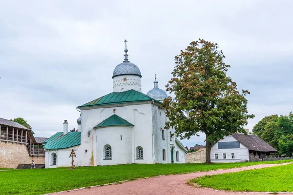 Starożytna cerkiew św. Mikołaja w twierdzy Izborsk. Izborsk, obwód pskowski, Rosja — Zdjęcie stockowe