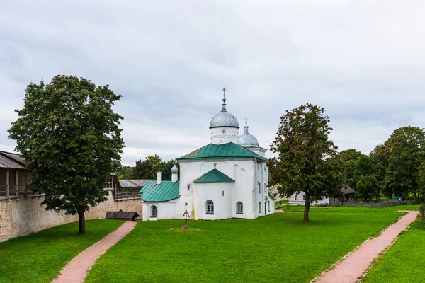 Antigua iglesia ortodoxa de San Nicolás en la fortaleza de Izborsk. Izborsk, región de Pskov, Rusia —  Fotos de Stock