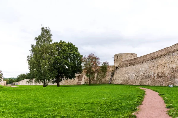 La fortezza di Izborsk. Le rovine della più antica fortezza in pietra in Russia. Izborsk, regione di Pskov, Russia — Foto Stock
