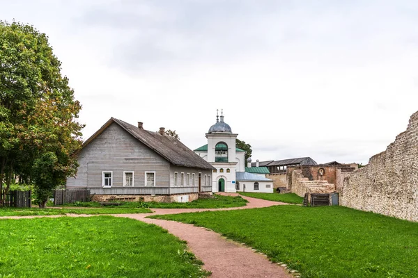 Izborsk twierdzy. Ruiny twierdzy najstarszych kamiennych w Rosji. Izborsk, obwód pskowski, Rosja — Zdjęcie stockowe