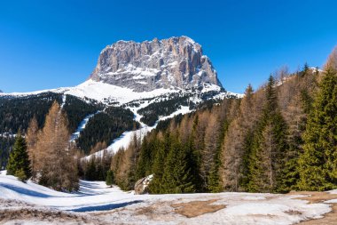 South Tyrol Dolomites ilkbaharda Sassolungo Langkofel güzel bir görünüm. İtalya.