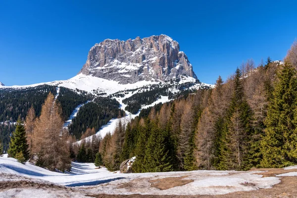 Krásný pohled na Sassolungo Langkofel na jaře v Dolomitech v Jižním Tyrolsku. Itálie. — Stock fotografie