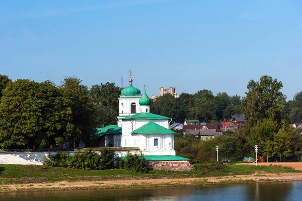 Pintoresca vista del Monasterio de Mirozhky en Pskov, Rusia . —  Fotos de Stock