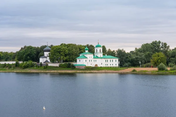 Vista pitoresca do Mosteiro de Mirozhky em Pskov, Rússia . — Fotografia de Stock