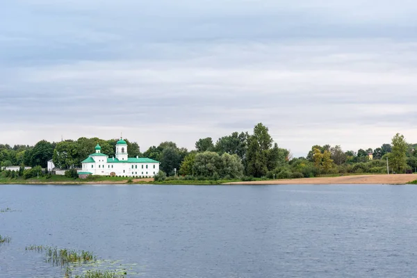 Γραφική θέα της Mirozhky μονής στην Περιφέρεια Πσκοβ, Ρωσία. — Φωτογραφία Αρχείου