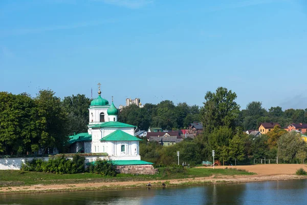 Schilderachtig uitzicht van het Mirozhky klooster in Pskov, Rusland. — Stockfoto