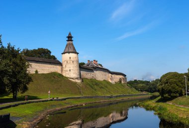 Velikaya nehri üzerindeki Pskov Kremlin 'in panoramik manzarası. Antik kale. Yazın Trinity Katedrali. Pskov. Rusya