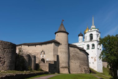 Velikaya nehri üzerindeki Pskov Kremlin 'in panoramik manzarası. Antik kale. Yazın Trinity Katedrali. Pskov. Rusya