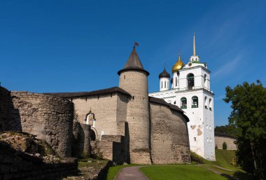 Velikaya nehri üzerindeki Pskov Kremlin 'in panoramik manzarası. Antik kale. Yazın Trinity Katedrali. Pskov. Rusya