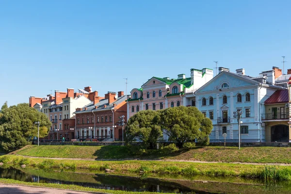 Golden nasyp na rzece Fedorovsky w słoneczny letni dzień. Psków. Rosja — Zdjęcie stockowe