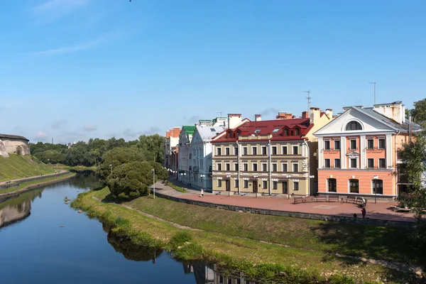 Zlaté nábřeží na Velikaja za slunečného letního dne. Pskov. Rusko — Stock fotografie