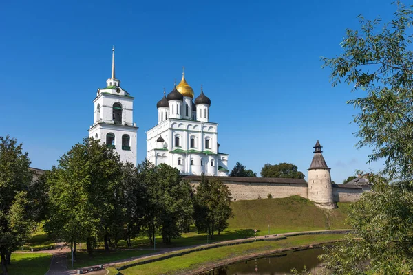 Панорамный вид Псковского Кремля на Великую реку. Древняя крепость. Троицкий собор летом. Псков. Россия — стоковое фото