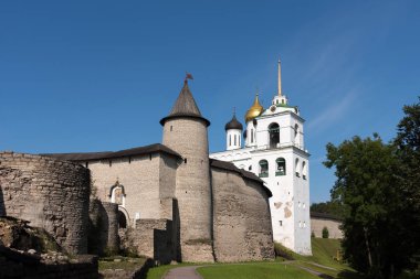 Velikaya nehri üzerindeki Pskov Kremlin 'in panoramik manzarası. Antik kale. Yazın Trinity Katedrali. Pskov. Rusya