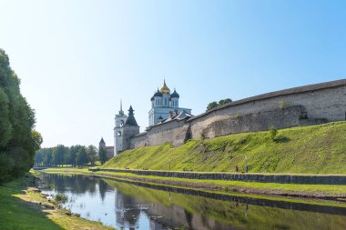 Velikaya nehri üzerindeki Pskov Kremlin 'in panoramik manzarası. Antik kale. Yazın Trinity Katedrali. Pskov. Rusya