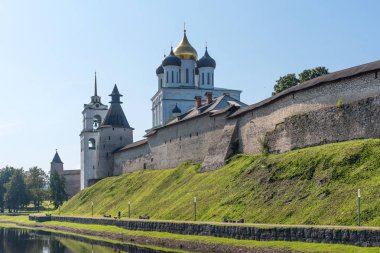 Velikaya nehri üzerindeki Pskov Kremlin 'in panoramik manzarası. Antik kale. Yazın Trinity Katedrali. Pskov. Rusya