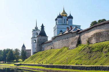 Velikaya nehri üzerindeki Pskov Kremlin 'in panoramik manzarası. Antik kale. Yazın Trinity Katedrali. Pskov. Rusya