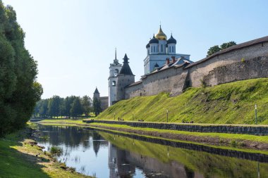 Velikaya nehri üzerindeki Pskov Kremlin 'in panoramik manzarası. Antik kale. Yazın Trinity Katedrali. Pskov. Rusya
