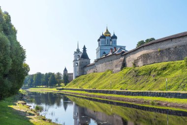 Velikaya nehri üzerindeki Pskov Kremlin 'in panoramik manzarası. Antik kale. Yazın Trinity Katedrali. Pskov. Rusya