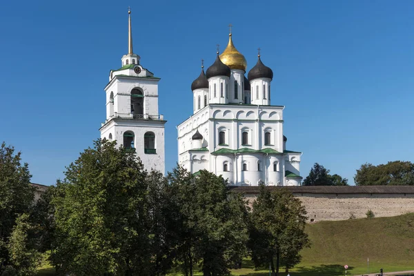 Vista panorámica del Kremlin de Pskov sobre el río Velikaya. Antigua fortaleza. La Catedral de la Trinidad en verano. Pskov. Rusia —  Fotos de Stock