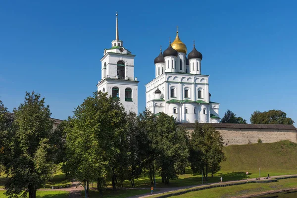 Панорамный вид Псковского Кремля на Великую реку. Древняя крепость. Троицкий собор летом. Псков. Россия — стоковое фото