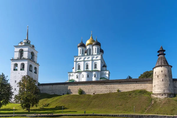 Vista panorámica del Kremlin de Pskov sobre el río Velikaya. Antigua fortaleza. La Catedral de la Trinidad en verano. Pskov. Rusia — Foto de Stock